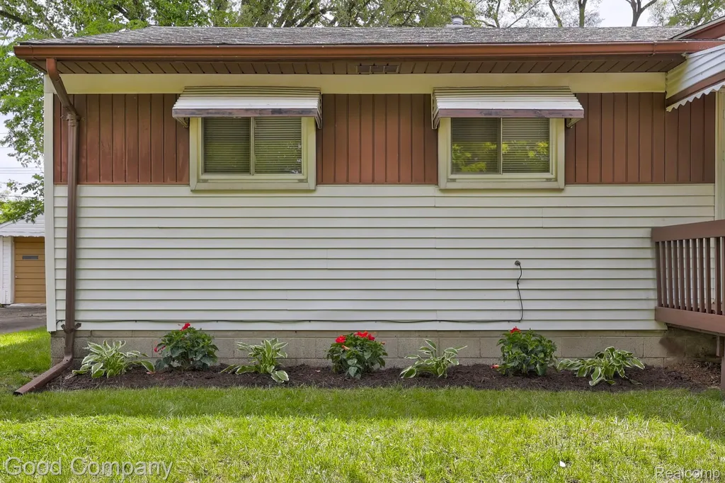 22362 Masch Avenue Warren City MI 48091
