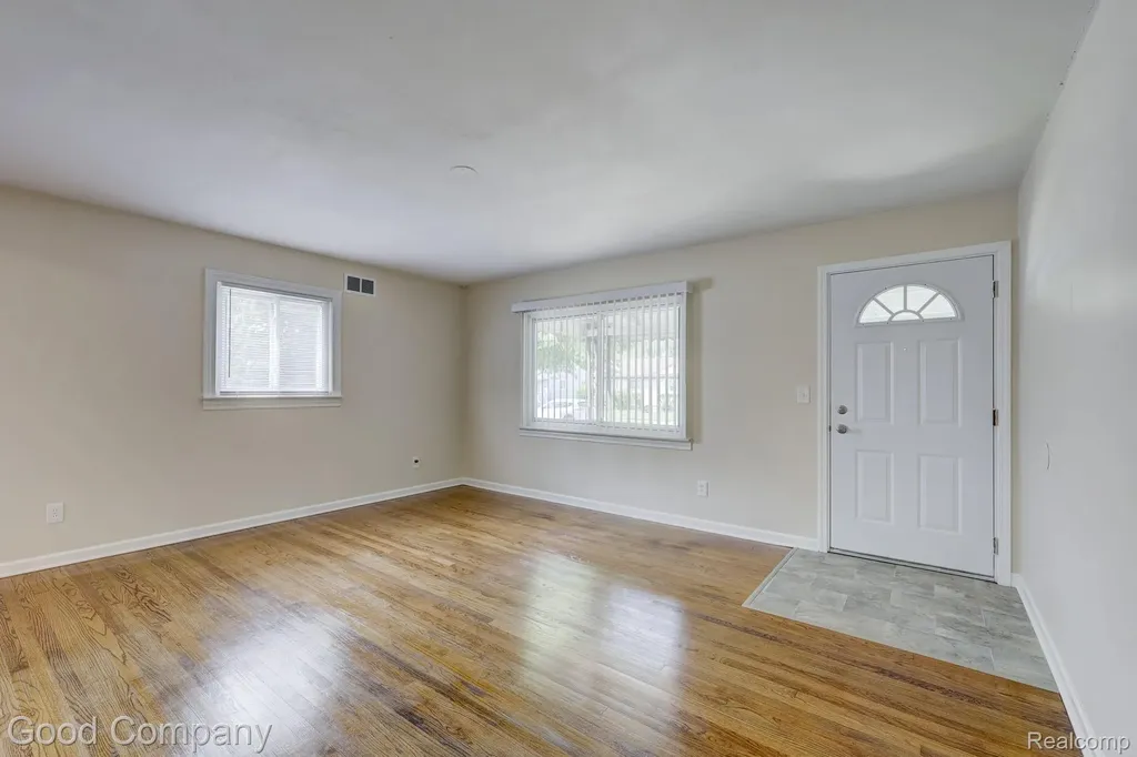 22362 Masch Avenue Warren City MI 48091