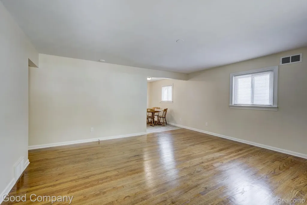 22362 Masch Avenue Warren City MI 48091