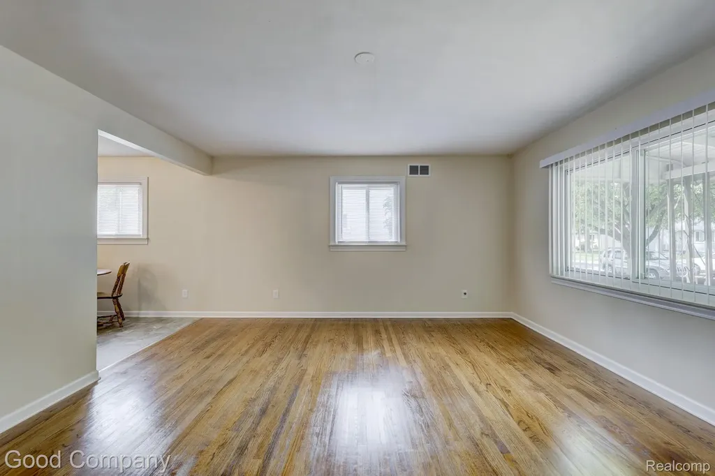 22362 Masch Avenue Warren City MI 48091