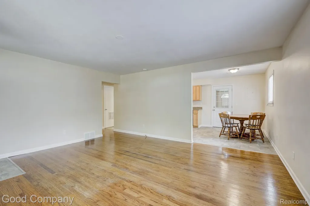 22362 Masch Avenue Warren City MI 48091