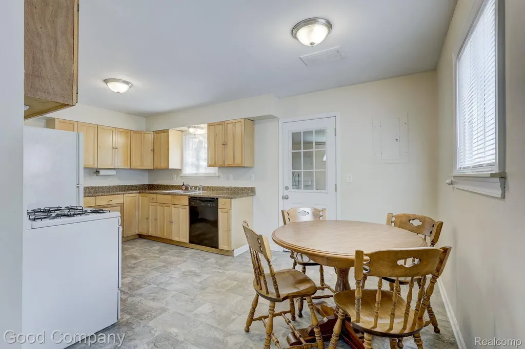 22362 Masch Avenue Warren City MI 48091