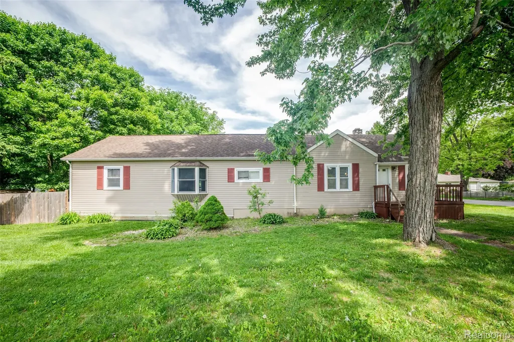 1443 Merle Avenue Burton City MI 48509