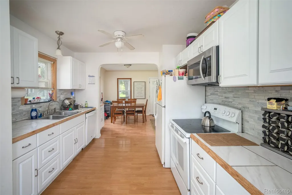 1443 Merle Avenue Burton City MI 48509