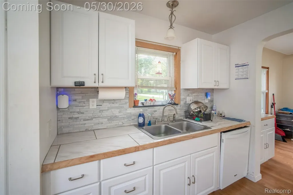 1443 Merle Avenue Burton City MI 48509