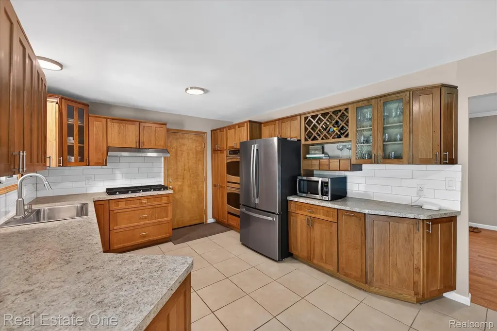 2259 Carlos Drive Waterford Charter Township MI 48327
