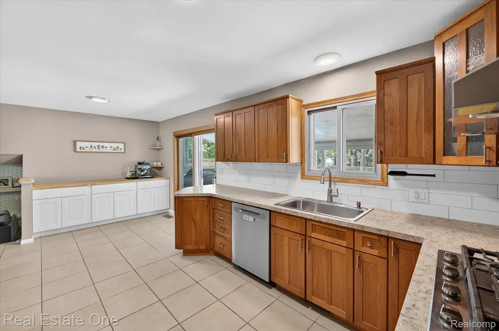 2259 Carlos Drive Waterford Charter Township MI 48327