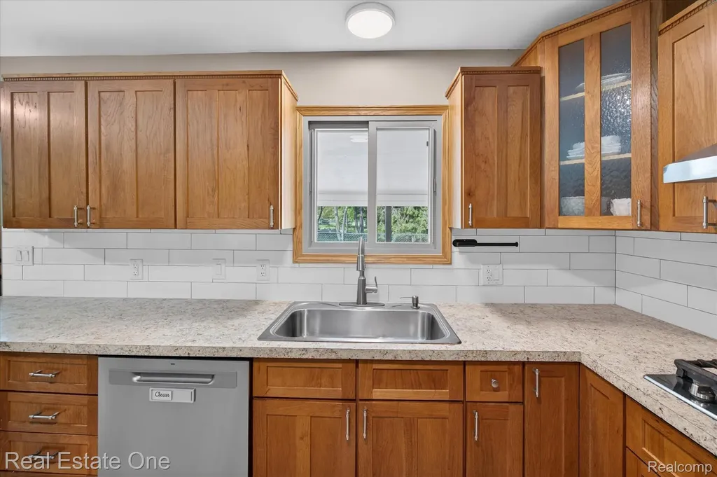 2259 Carlos Drive Waterford Charter Township MI 48327