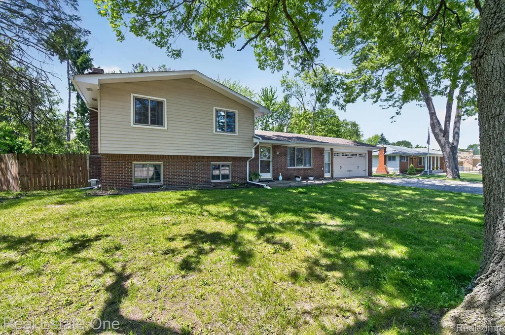 2259 Carlos Drive Waterford Charter Township MI 48327