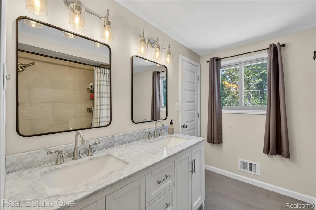 2259 Carlos Drive Waterford Charter Township MI 48327