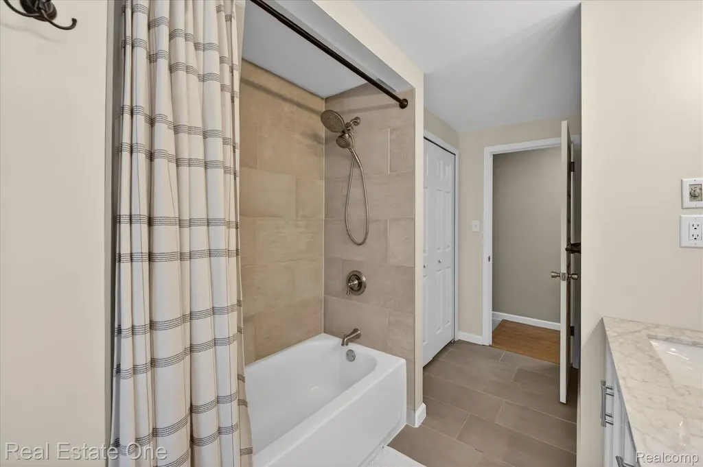 2259 Carlos Drive Waterford Charter Township MI 48327