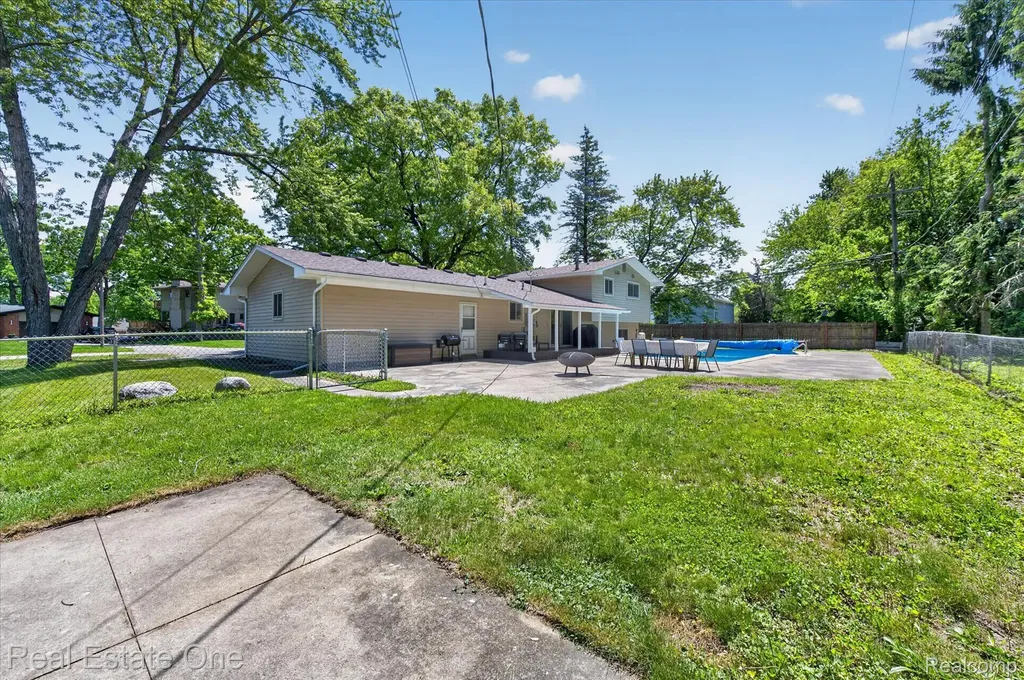 2259 Carlos Drive Waterford Charter Township MI 48327