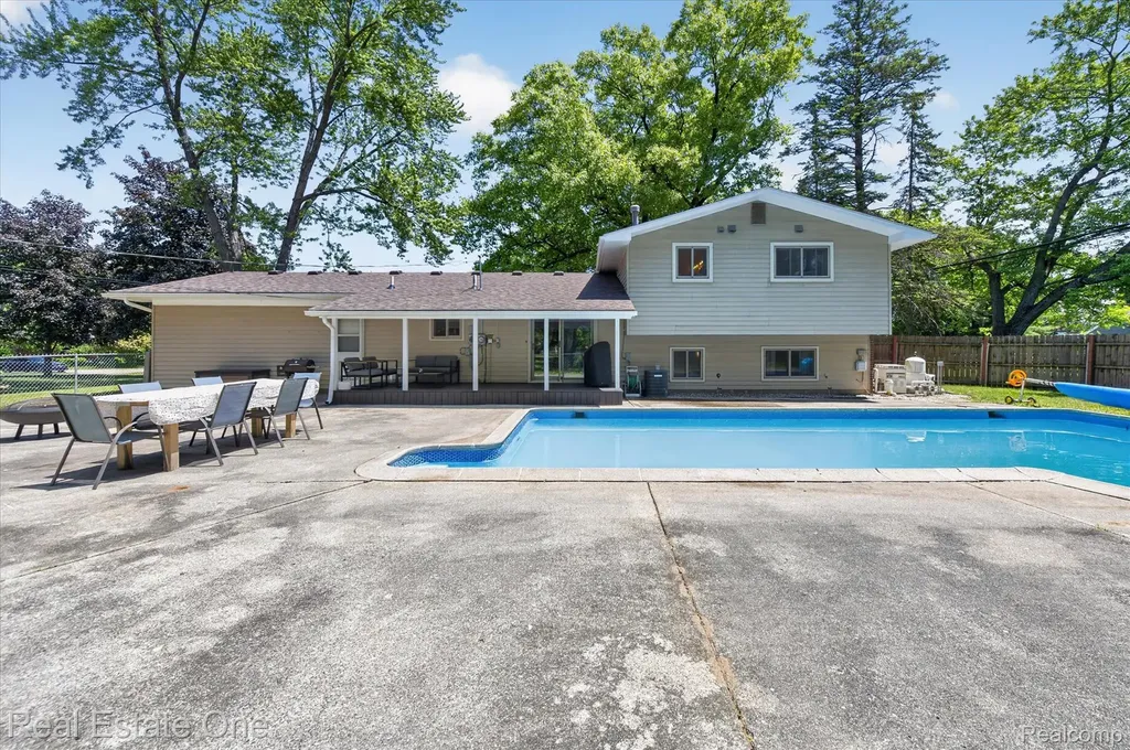 2259 Carlos Drive Waterford Charter Township MI 48327