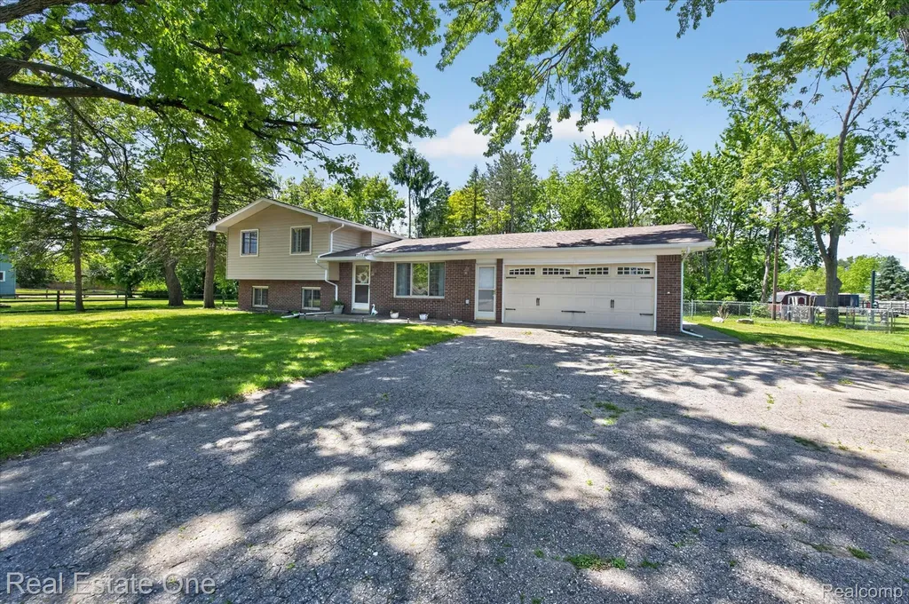 2259 Carlos Drive Waterford Charter Township MI 48327