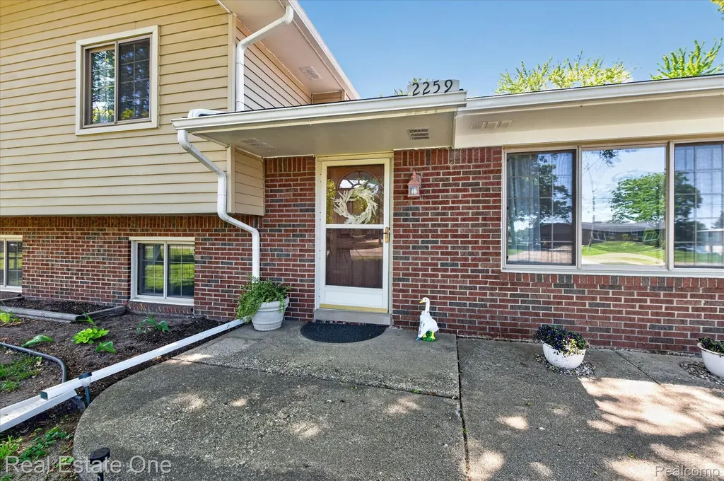 2259 Carlos Drive Waterford Charter Township MI 48327