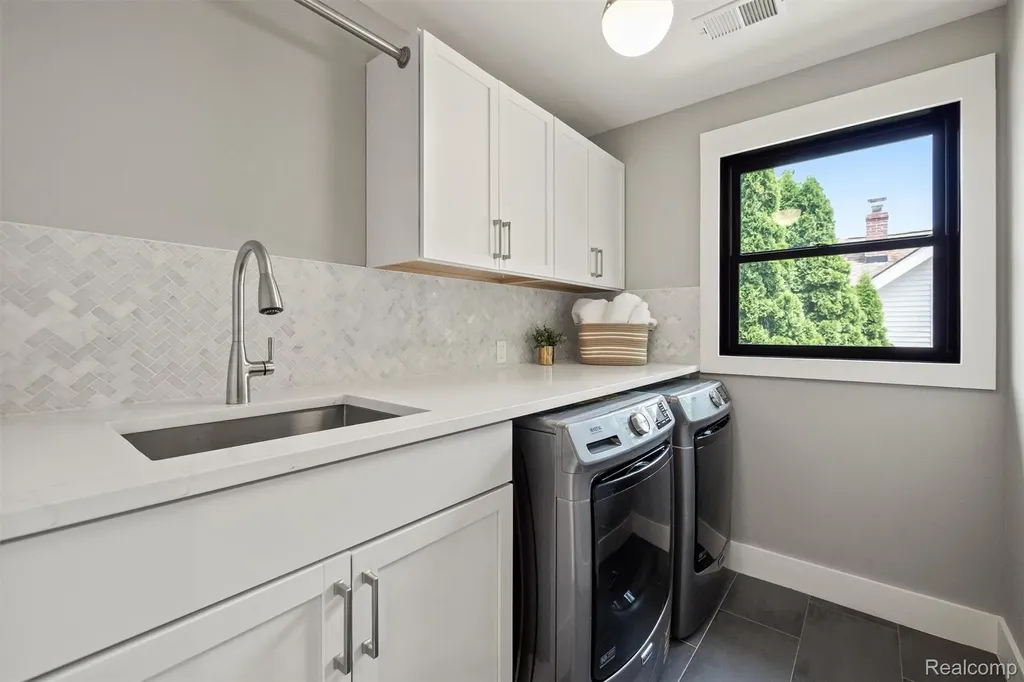 347 Highland Rochester City MI 48307