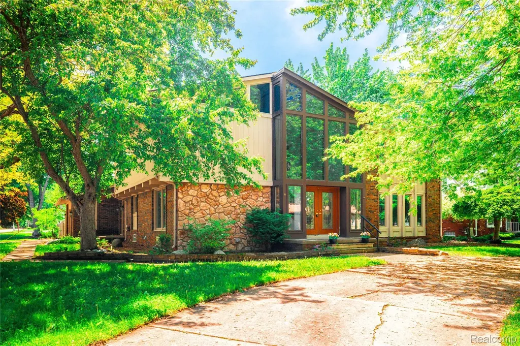 8027 Berkshire Drive Grosse Ile Township MI 48138