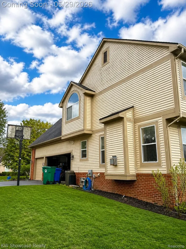 5457 Shelton Drive Commerce Charter Township MI 48382