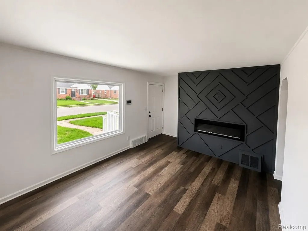 25123 Mackinac Street Roseville City MI 48066