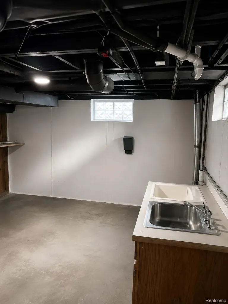 25123 Mackinac Street Roseville City MI 48066
