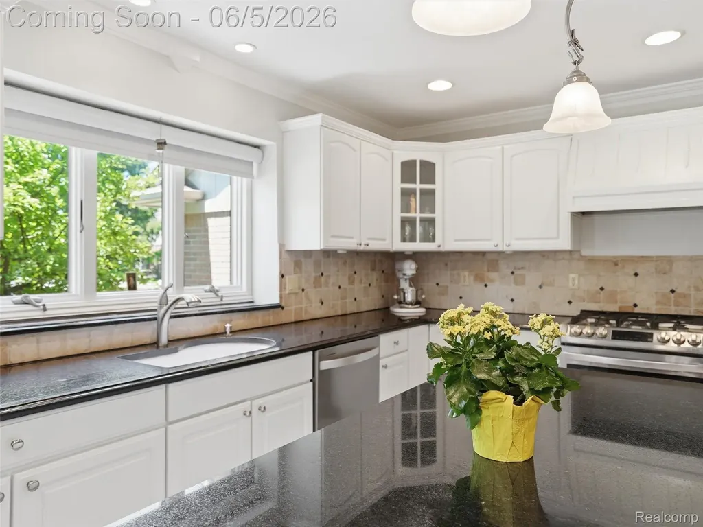 47289 Robins Nest Drive Shelby Charter Township MI 48315