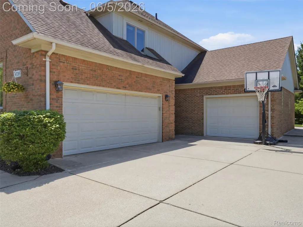 47289 Robins Nest Drive Shelby Charter Township MI 48315