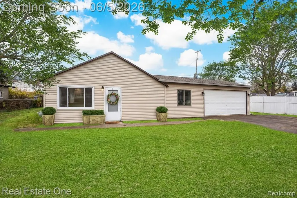 2762 Emmons Avenue Rochester Hills City MI 48307