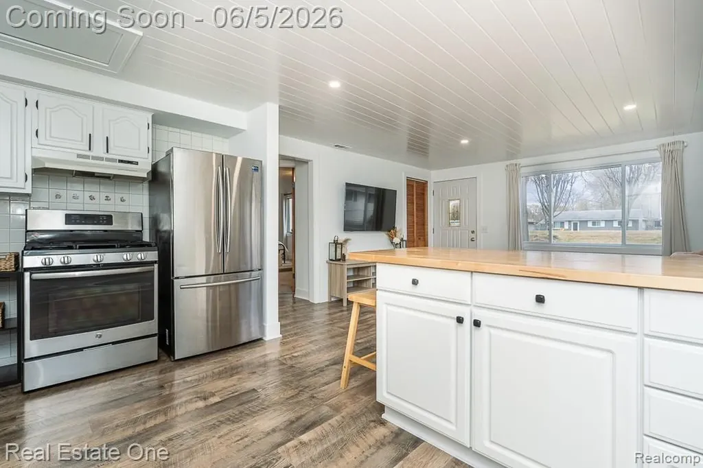 2762 Emmons Avenue Rochester Hills City MI 48307