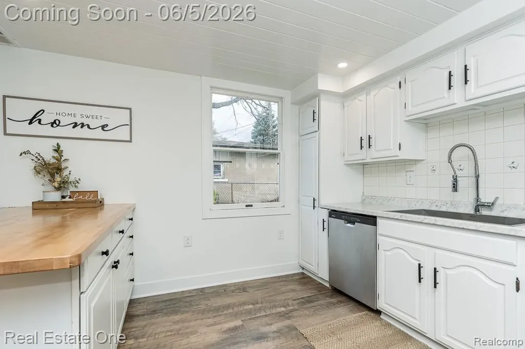 2762 Emmons Avenue Rochester Hills City MI 48307