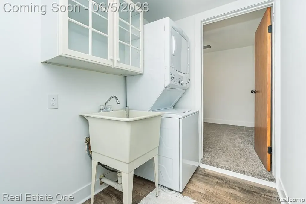 2762 Emmons Avenue Rochester Hills City MI 48307
