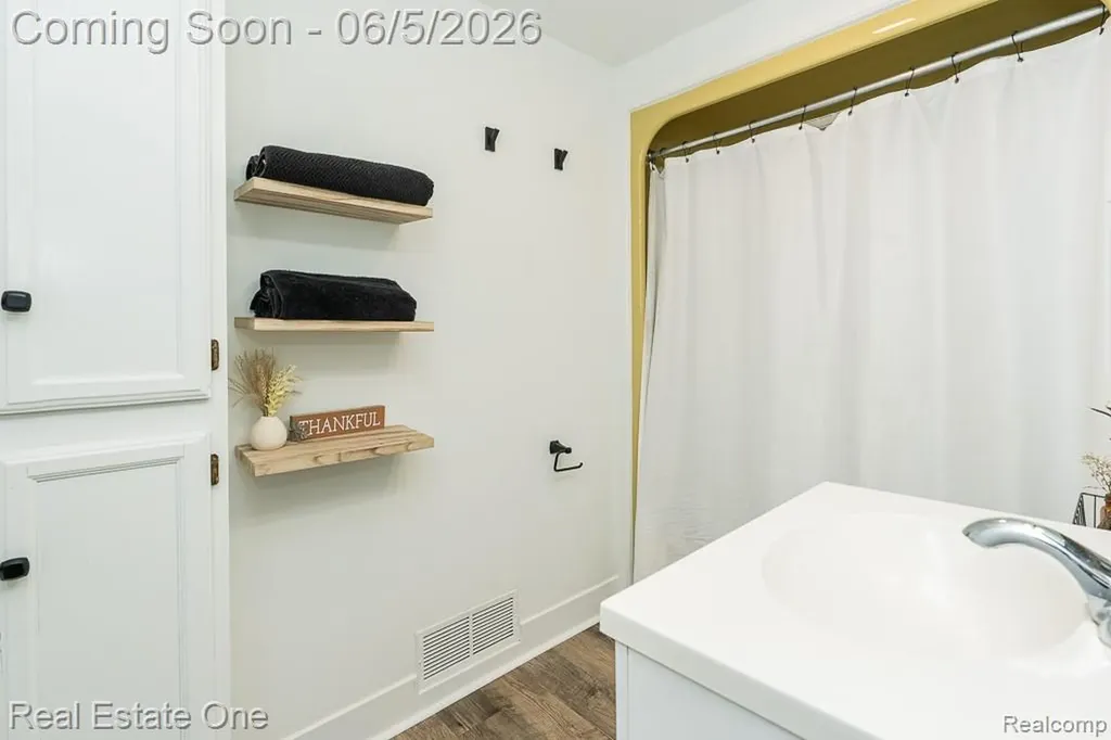 2762 Emmons Avenue Rochester Hills City MI 48307