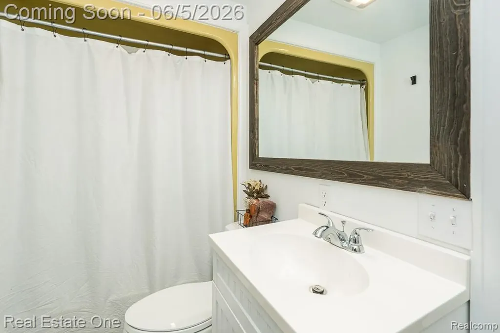 2762 Emmons Avenue Rochester Hills City MI 48307