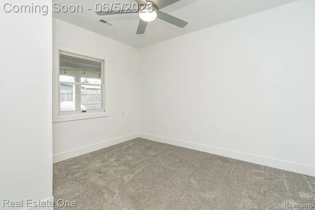 2762 Emmons Avenue Rochester Hills City MI 48307