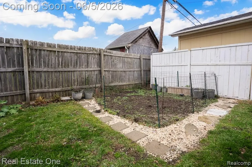 2762 Emmons Avenue Rochester Hills City MI 48307