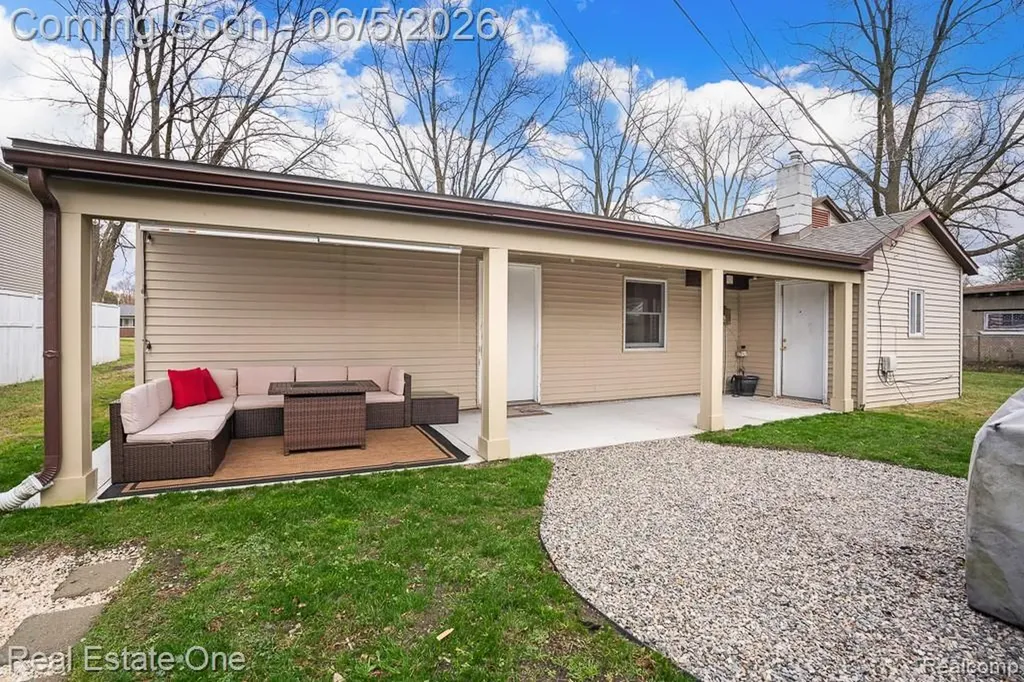2762 Emmons Avenue Rochester Hills City MI 48307
