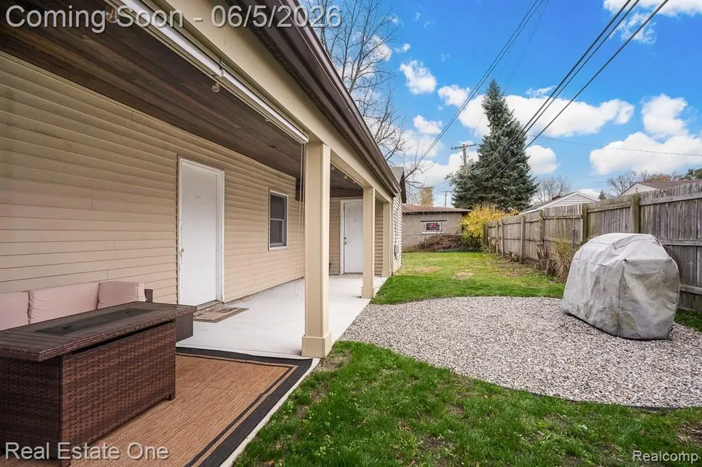2762 Emmons Avenue Rochester Hills City MI 48307