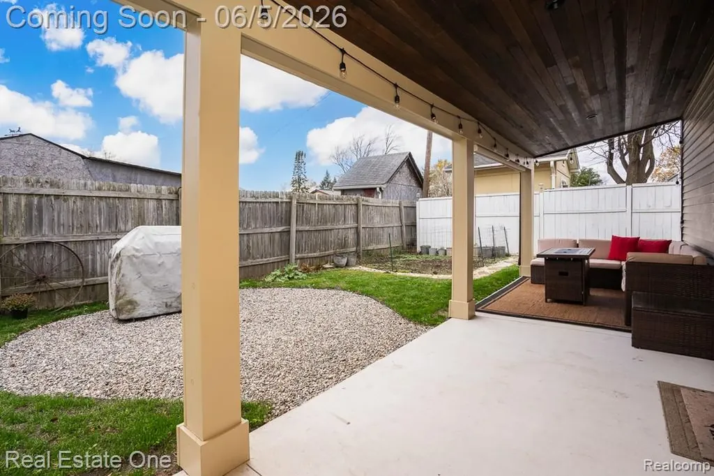 2762 Emmons Avenue Rochester Hills City MI 48307