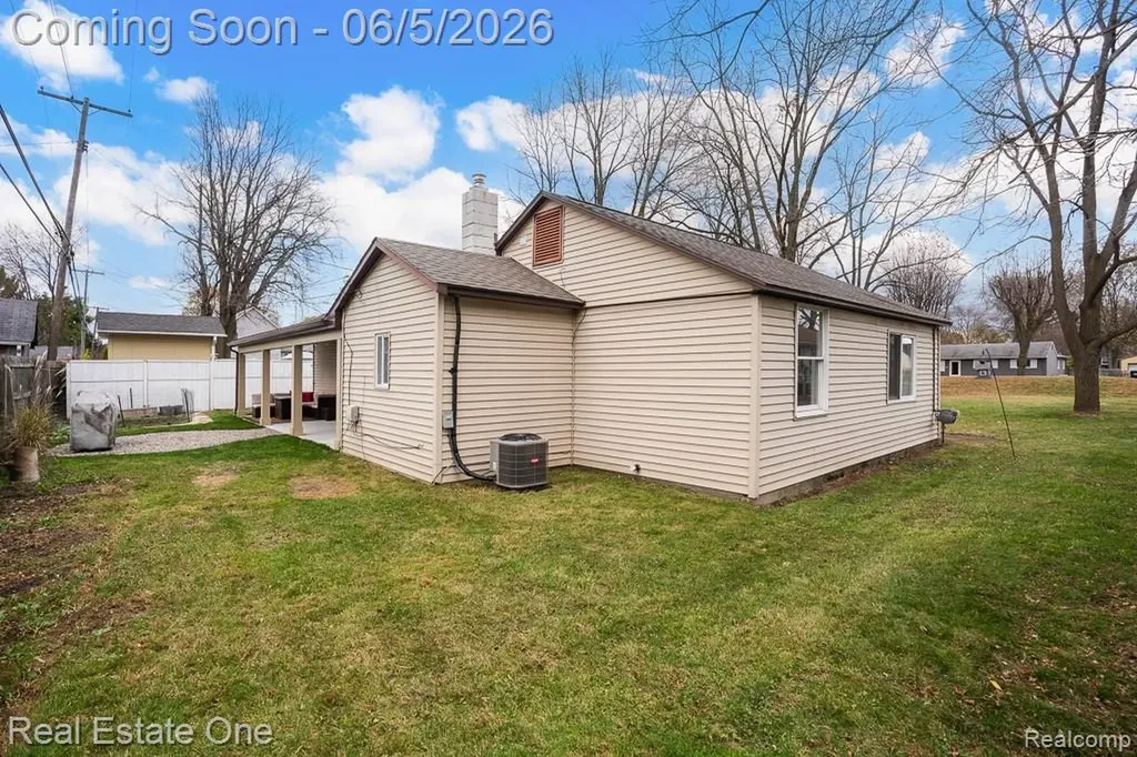 2762 Emmons Avenue Rochester Hills City MI 48307