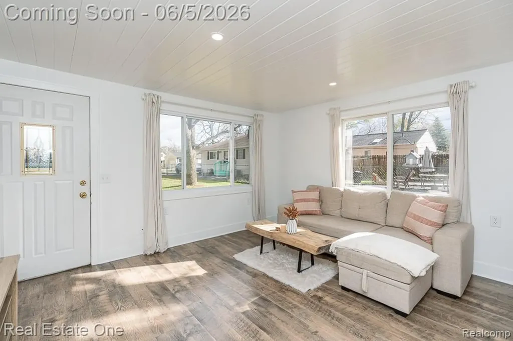 2762 Emmons Avenue Rochester Hills City MI 48307