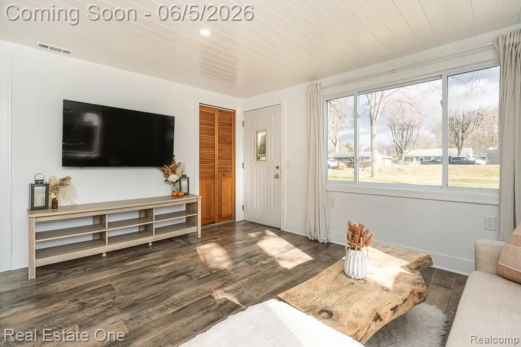 2762 Emmons Avenue Rochester Hills City MI 48307
