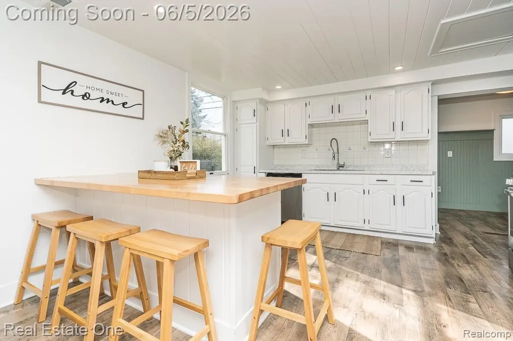 2762 Emmons Avenue Rochester Hills City MI 48307