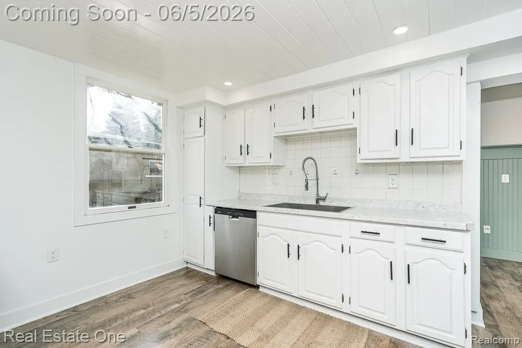 2762 Emmons Avenue Rochester Hills City MI 48307