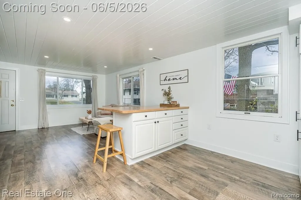 2762 Emmons Avenue Rochester Hills City MI 48307