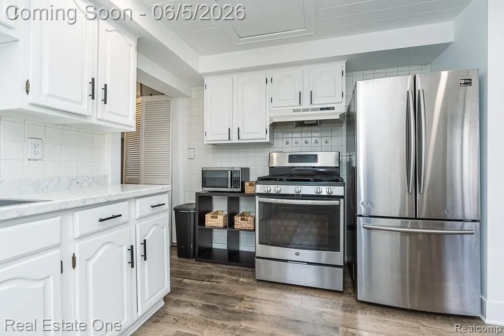 2762 Emmons Avenue Rochester Hills City MI 48307