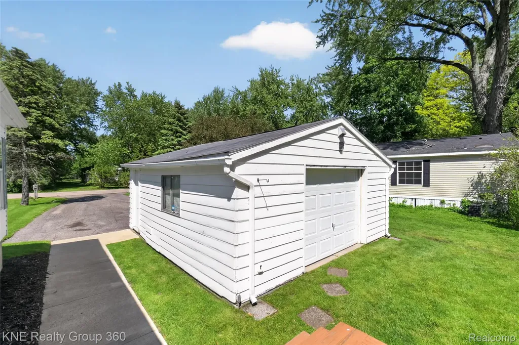 672 Red Oaks Drive Genoa Township MI 48843