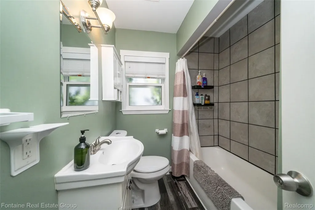 15165 Garden Street Livonia City MI 48154