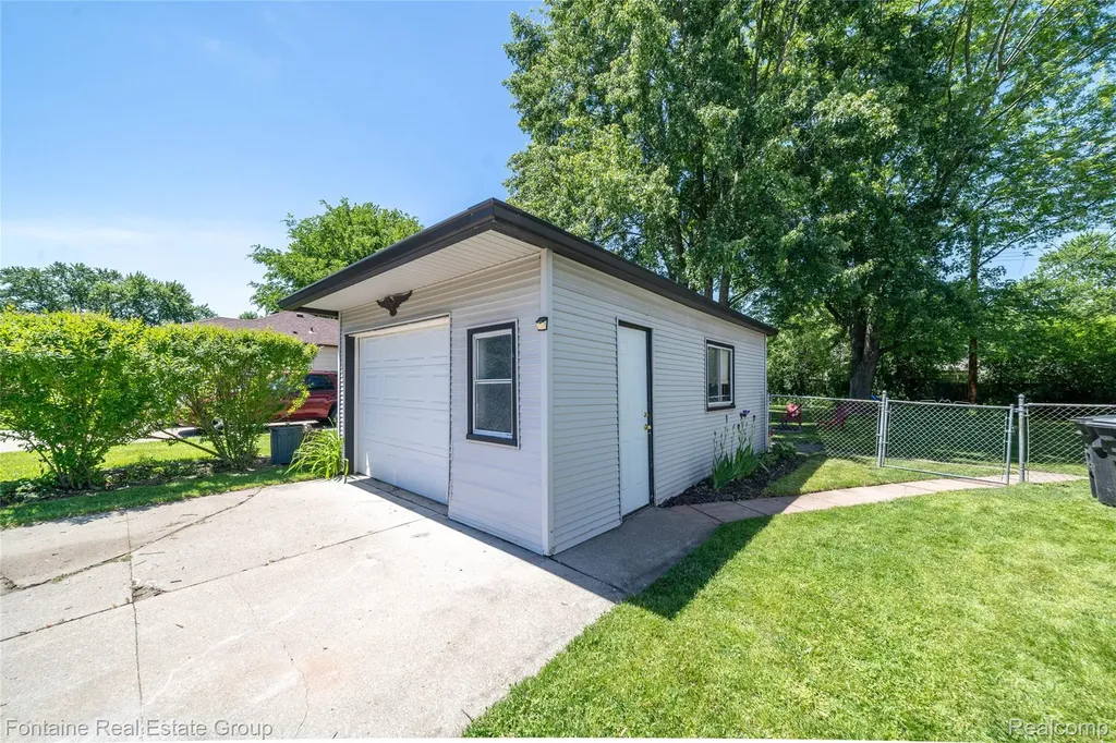 15165 Garden Street Livonia City MI 48154