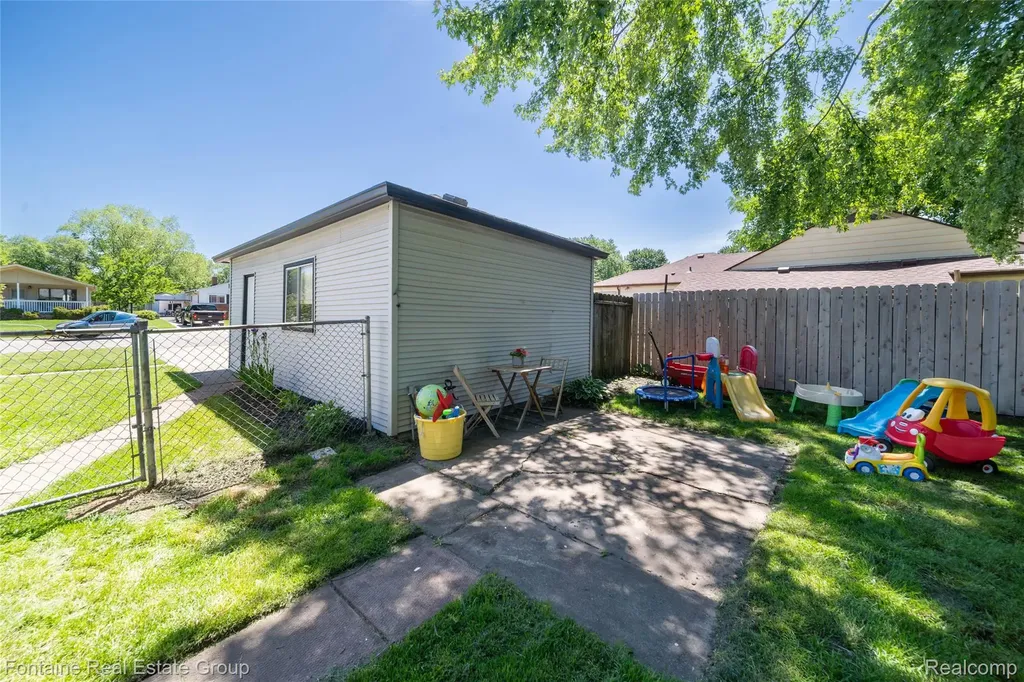 15165 Garden Street Livonia City MI 48154
