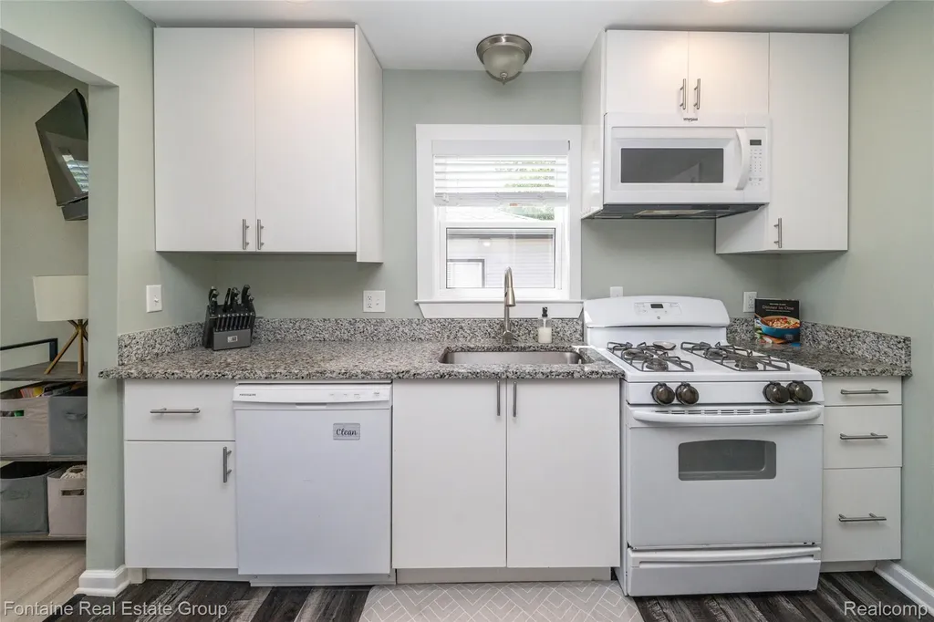 15165 Garden Street Livonia City MI 48154