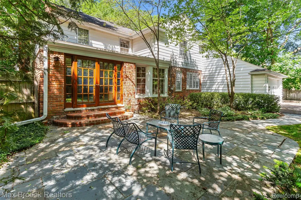 292 Fairfax Street Birmingham City MI 48009